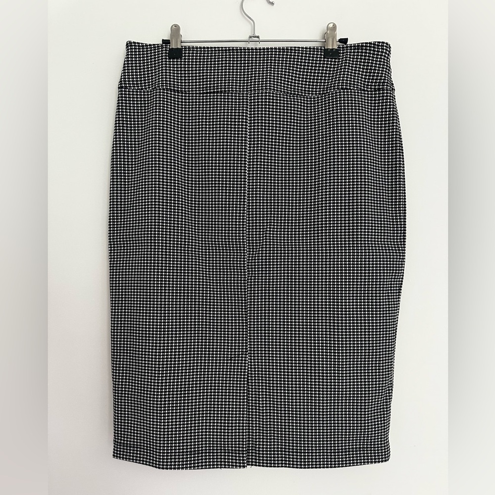 Soho Apparel | Woman’s Sz L | Black and White Pencil Skirt Knee-length 💖 - Picture 2 of 4